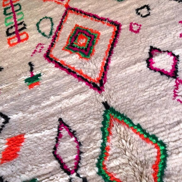 Beautiful authentic Azilal Moroccan Rug -  8’2”X5’1 - Pure Wool Bohemian Carpet - Picture 4 of 5